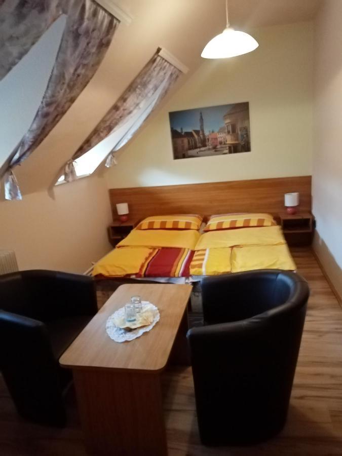 Hotel Toeroek Vendeghaz Šoproň Exteriér fotografie